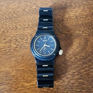 Seiko Classic Vintage Sports 100 SQ Black and Gold Timepiece